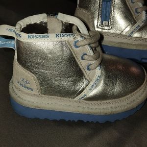 Toddler Unisex Uggs Hershey kiss line size 6